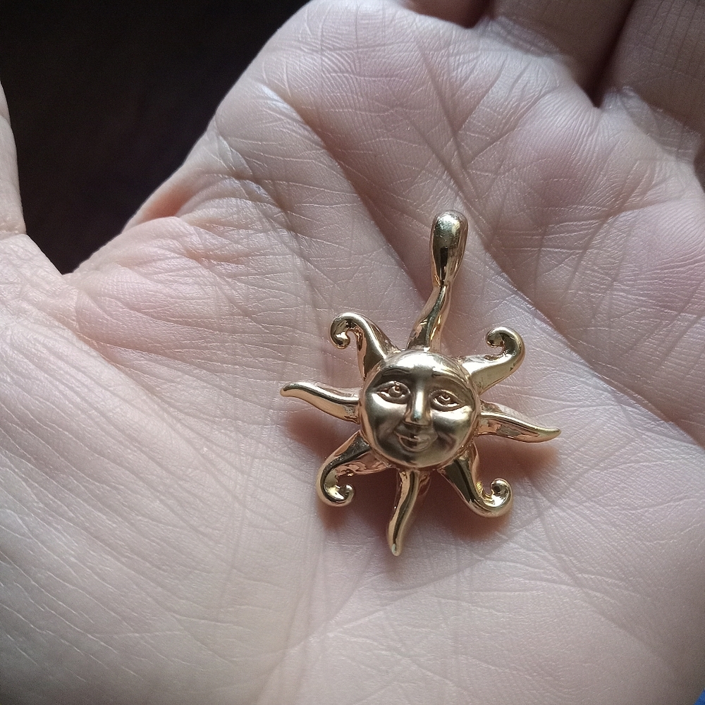 Milor 14k Resin Filled Sunburst Pendant